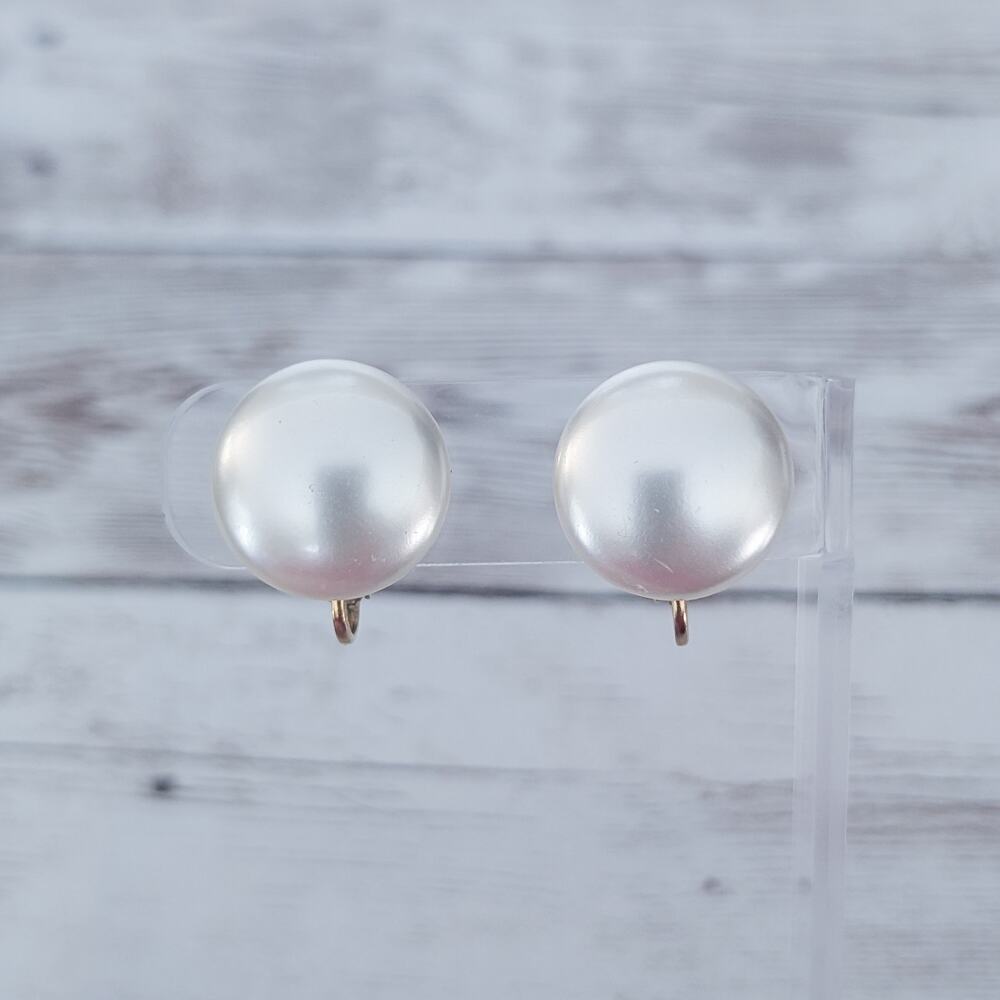 Vintage Clip On Earrings 0.75" Cream Pearlescent Circle - Tarnished